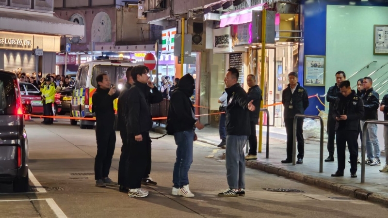 被捕的陈惠良戴上头套、双手锁上手铐、腰缠铁链,今日被押解到尖沙咀重组案情。 被捕的陈惠良戴上头套、双手锁上手铐、腰缠铁链,今日被押解到尖沙咀重组案情。