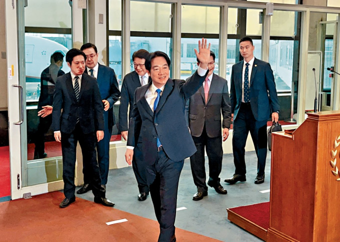 赖清德昨午在桃园机场准备登机外访。 赖清德昨午在桃园机场准备登机外访。