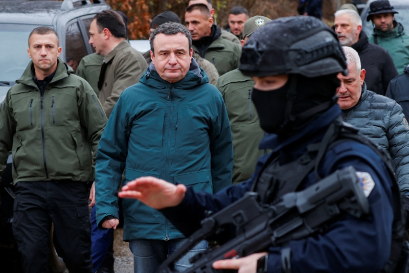 2024年11月30日,科索沃总理库尔蒂视察了科索沃北部受损的运河,该运河为两座燃煤发电厂供水,这两个发电厂几乎提供了该国所有电力。 2024年11月30日,科索沃总理库尔蒂视察了科索沃北部受损的运河,该运河为两座燃煤发电厂供水,这两个发电厂几乎提供了该国所有电力。