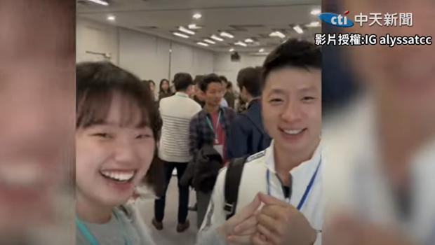 女同学跟马龙打勾勾,约定下次女同学到大陆参访 女同学跟马龙打勾勾,约定下次女同学到大陆参访