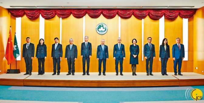 澳门第六任行政长官岑浩辉与政府候任主要官员和检察长举行记者会及合影。 澳门第六任行政长官岑浩辉与政府候任主要官员和检察长举行记者会及合影。