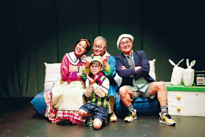 阮兆辉与女儿曾慕雪(左)演出南音儿童音乐剧。 阮兆辉与女儿曾慕雪(左)演出南音儿童音乐剧。