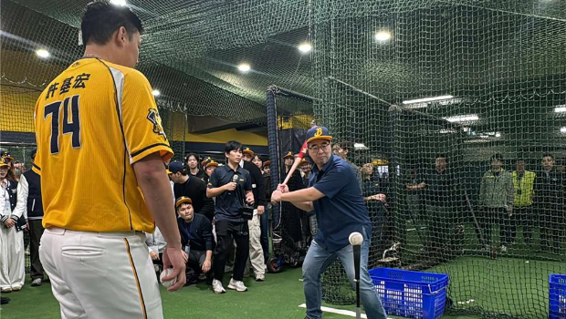 马英九基金会执行长萧旭岑也忍不住上前体验棒球乐。 马英九基金会执行长萧旭岑也忍不住上前体验棒球乐。