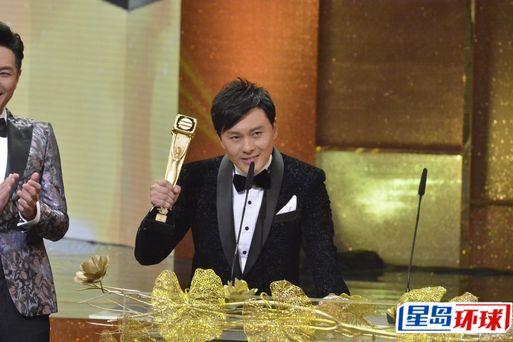 曹永廉在《万千星辉颁奖典礼2016》曾获得“最佳男配角”。 曹永廉在《万千星辉颁奖典礼2016》曾获得“最佳男配角”。