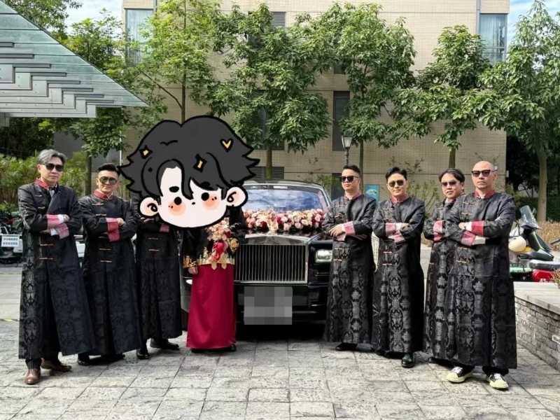 有网民在佛山见到曹永廉,与另外六人包括金刚及卫志豪身穿中式马褂做兄弟,有人就惊讶曹永廉这年纪还做兄弟。 有网民在佛山见到曹永廉,与另外六人包括金刚及卫志豪身穿中式马褂做兄弟,有人就惊讶曹永廉这年纪还做兄弟。