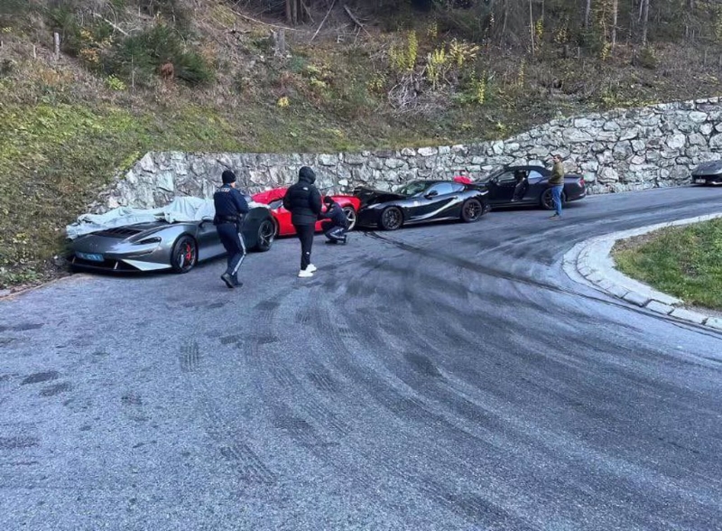 4辆昂贵的超级跑车,包括法拉利812、法拉利F70、 麦拉伦 Elva 、与宾利欧陆GTC撞成一团。 4辆昂贵的超级跑车,包括法拉利812、法拉利F70、 麦拉伦 Elva 、与宾利欧陆GTC撞成一团。