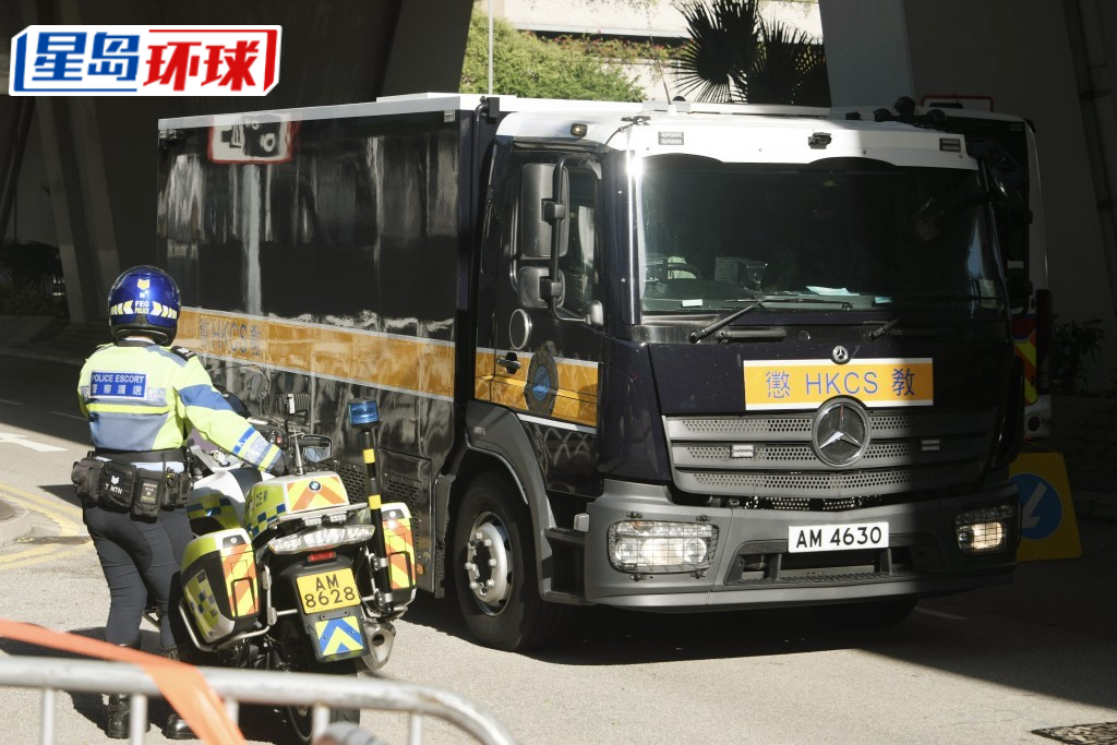 黎智英由囚车接载到法院受审。 黎智英由囚车接载到法院受审。