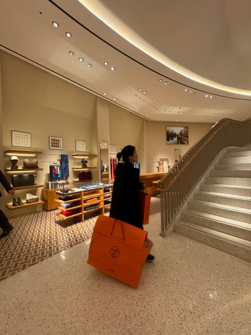 林有慧昨日(2日)在小红书出post,分享到Hermès扫货,她离开名店时手挽大包小包,其中一个巨size纸袋更被战利品撑开。 林有慧昨日(2日)在小红书出post,分享到Hermès扫货,她离开名店时手挽大包小包,其中一个巨size纸袋更被战利品撑开。