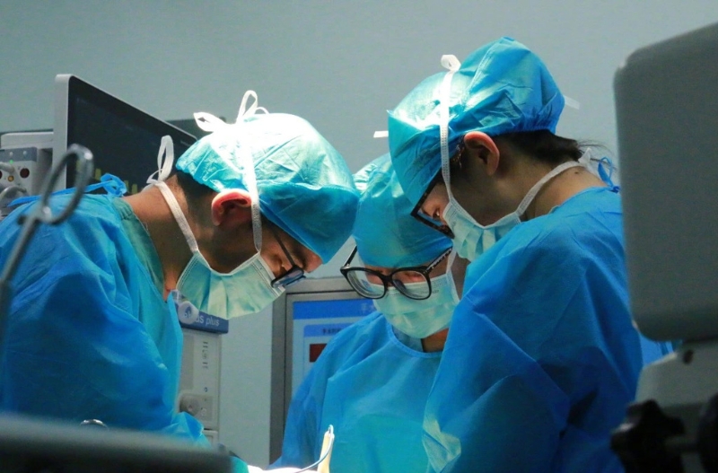 云南2岁娃将电池放嘴里咬后竟发生爆炸，颜面口腔多处软组织受伤，幸无性命危险。