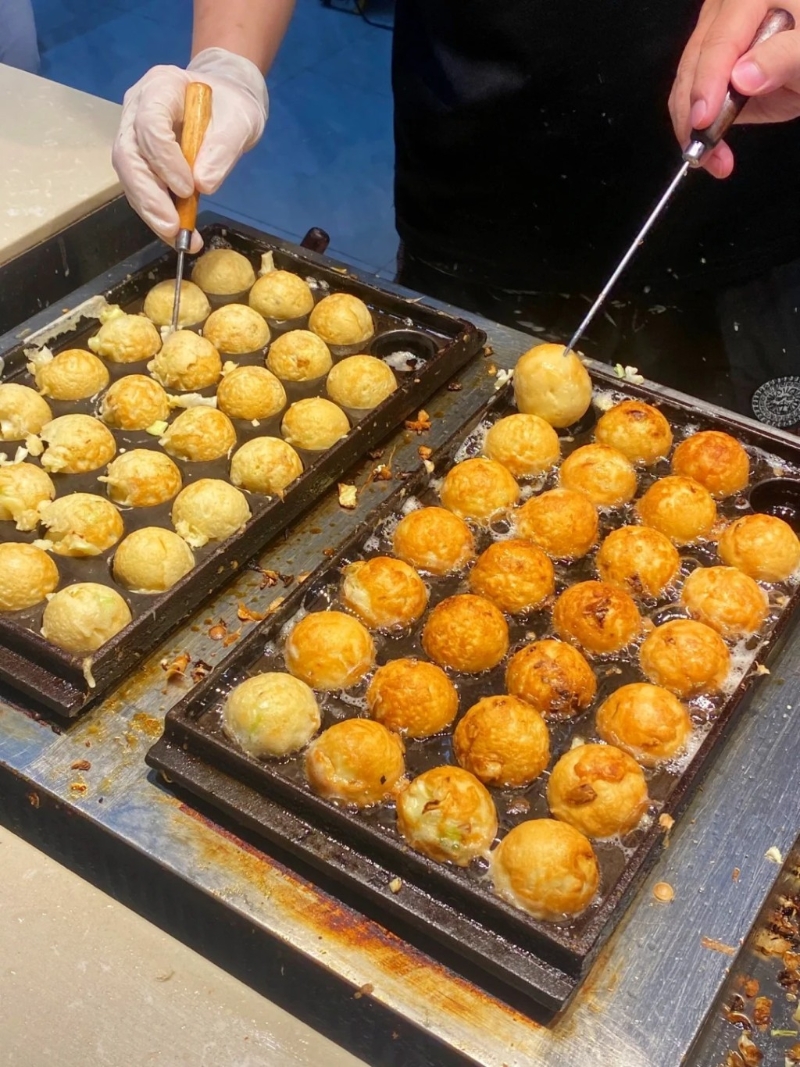 并逐步扩展至内地、美国等地，成为全球知名的章鱼小丸子品牌之一，至今拥有逾210间门市