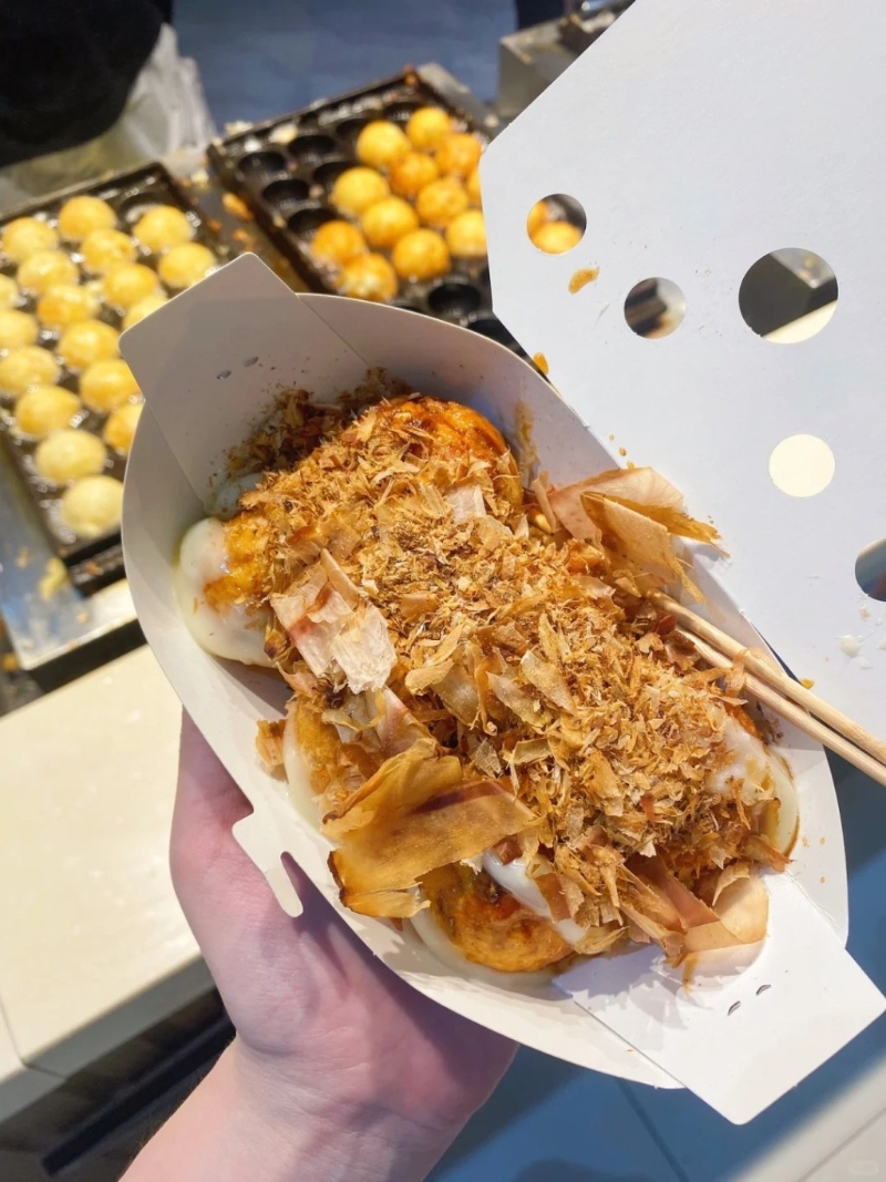 当中独有的船形包装纸盒及透明沙律酱更成为店铺的招牌，成功在香港打响名堂，是不少90后的中学集体回忆