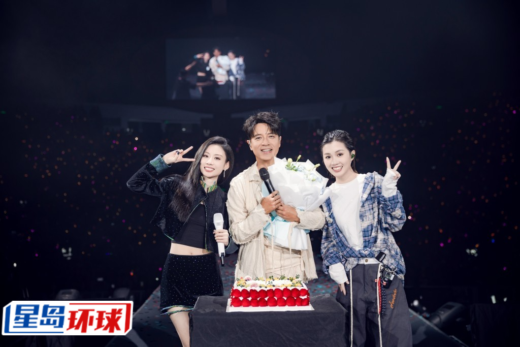 李克勤获两位好声音学员伍珂玥及梁玉莹送上生日蛋糕。 李克勤获两位好声音学员伍珂玥及梁玉莹送上生日蛋糕。