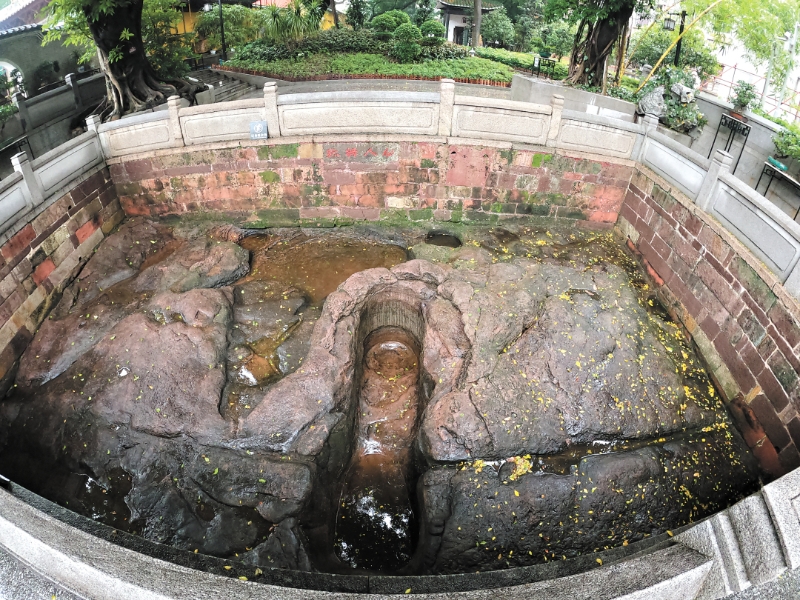 五仙观内的“仙人拇迹” 五仙观内的“仙人拇迹”