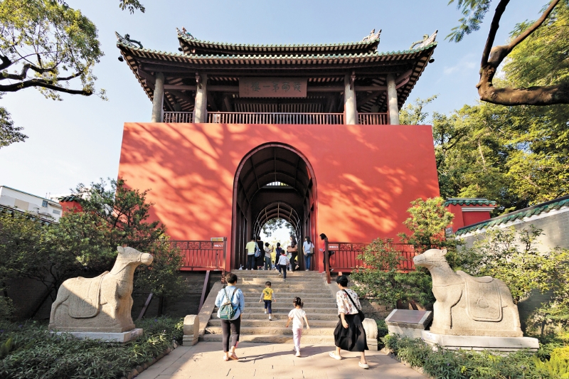 藏身于五仙观内的“岭南第一楼”。 藏身于五仙观内的“岭南第一楼”。