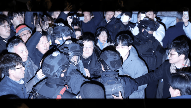 韩国民众与戒严部队在国会外对峙。 韩国民众与戒严部队在国会外对峙。