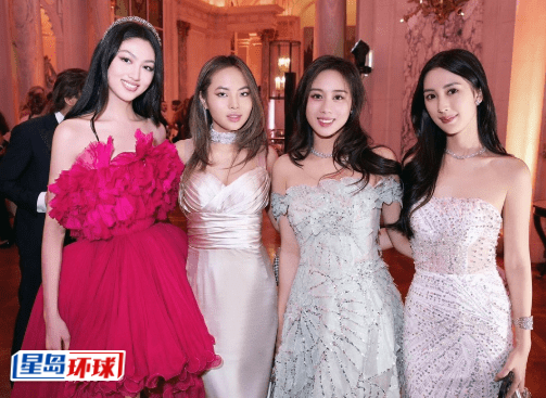 除了Ella,还有金像影后桂莉芙柏德露(Gwyneth Paltrow)的长女Apple、苏菲亚罗兰(Sophia Loren)的孙女Lucia、张艺谋女儿张壹娇、已故赌王何鸿燊女儿何超欣。 除了Ella,还有金像影后桂莉芙柏德露(Gwyneth Paltrow)的长女Apple、苏菲亚罗兰(Sophia Loren)的孙女Lucia、张艺谋女儿张壹娇、已故赌王何鸿燊女儿何超欣。