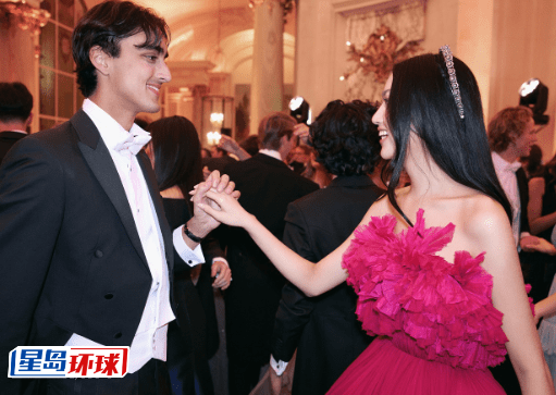 Ella穿上红色的高级订造服 Ella穿上红色的高级订造服