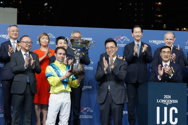 杨润雄昨日出席赛马活动,为浪琴国际骑师锦标赛颁发奖杯,期间笑容满脸。 杨润雄昨日出席赛马活动,为浪琴国际骑师锦标赛颁发奖杯,期间笑容满脸。