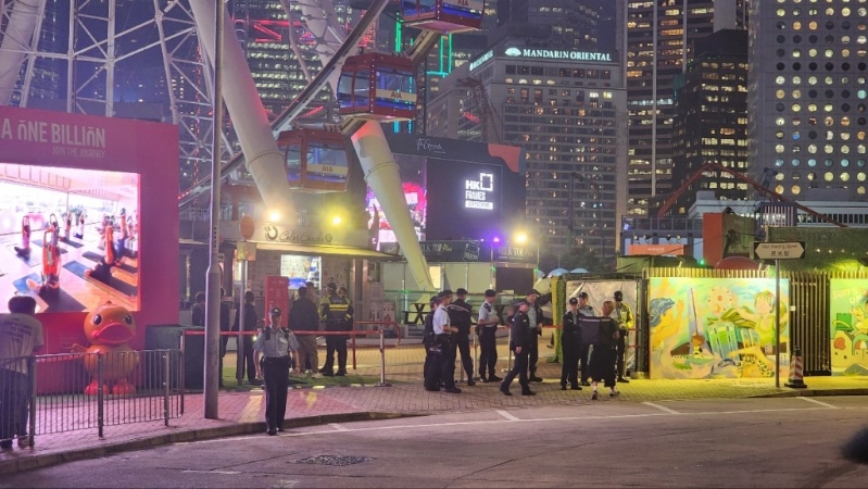 警方在场戒备。 警方在场戒备。