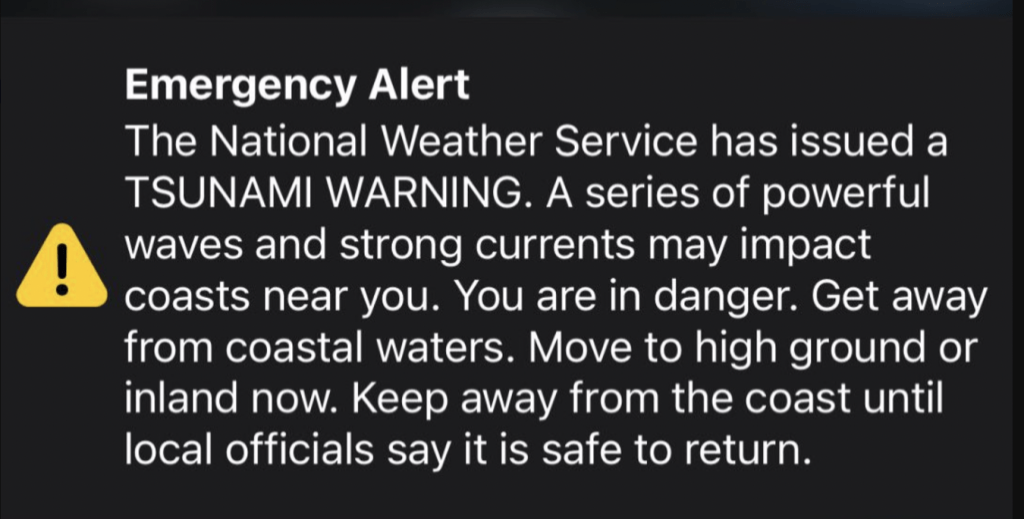 美国当局发出海啸警报。 美国当局发出海啸警报。