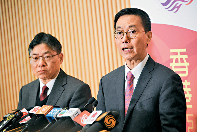 文化体育及旅游局局长杨润雄(右)及运输及物流局局长林世雄被免去职务。 文化体育及旅游局局长杨润雄(右)及运输及物流局局长林世雄被免去职务。