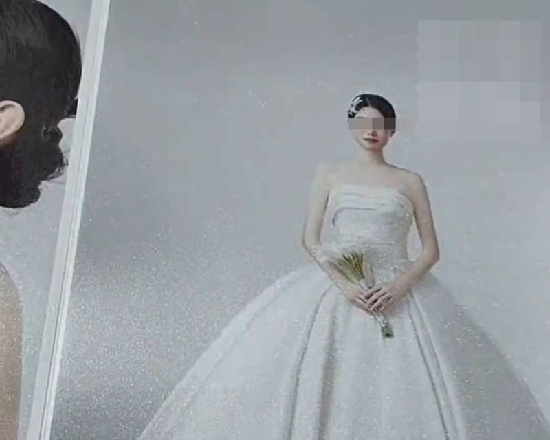 相册出现的陌生人。