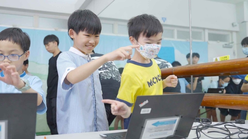 「AI动感戏球」的玩家在限时内戳破愈多气球便得分愈多,气球移动的速度会随着分数增加愈来愈快,增加难度。(VTC提供) 「AI动感戏球」的玩家在限时内戳破愈多气球便得分愈多,气球移动的速度会随着分数增加愈来愈快,增加难度。(VTC提供)