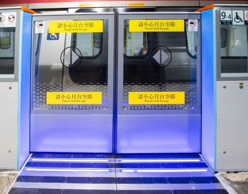 月台边缘加装设有LED灯带钢板，当列车到达、车门及闸门开启前， LED 灯带会亮起