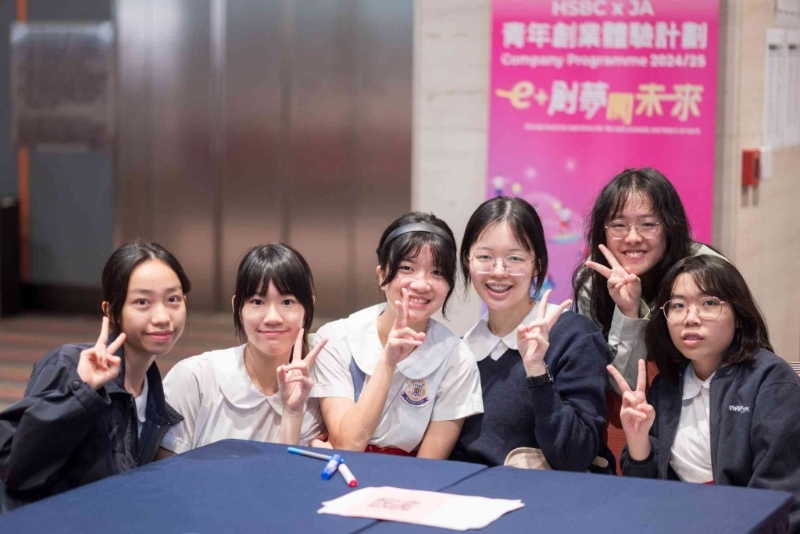 Bernice(左二)现时与其他参与计划的同学一起创立公司,并就公司成立了不同部门,而Bernice则是公司的行政总裁(CEO)。 Bernice(左二)现时与其他参与计划的同学一起创立公司,并就公司成立了不同部门,而Bernice则是公司的行政总裁(CEO)。