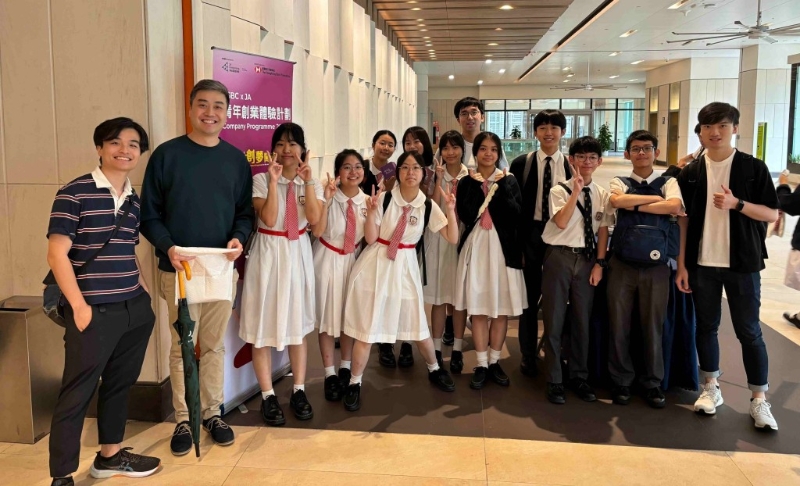 Gabriel(左二) 已是第8年担任计划的义务商界“业务顾问”,计划期间他每星期大约有两小时到学校,参与学生的会议,了解学生营运公司的状况。 Gabriel(左二) 已是第8年担任计划的义务商界“业务顾问”,计划期间他每星期大约有两小时到学校,参与学生的会议,了解学生营运公司的状况。