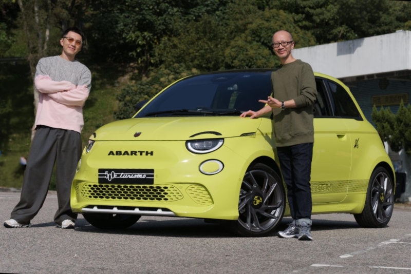 意大利电动车Abarth 500e香港开售,《驾驶舱》主编Daniel(右)请到上代Abarth 695车主袁伟豪(左)试评新车。 意大利电动车Abarth 500e香港开售,《驾驶舱》主编Daniel(右)请到上代Abarth 695车主袁伟豪(左)试评新车。