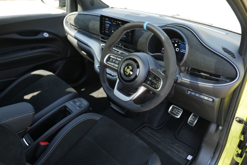 电动车Abarth 500e配有麖面辕盘、7吋TFT数码表板及10.25吋中控触屏。 电动车Abarth 500e配有麖面辕盘、7吋TFT数码表板及10.25吋中控触屏。