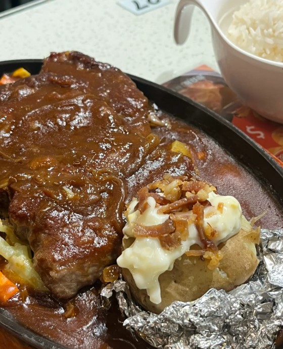 「新西兰肉眼牛扒」煎至恰到好处,肉质鲜嫩有嚼劲。 「新西兰肉眼牛扒」煎至恰到好处,肉质鲜嫩有嚼劲。