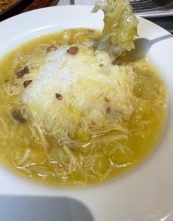 食客表示花胶鸡丝翅捞饭拌匀后每一口都是花胶。 食客表示花胶鸡丝翅捞饭拌匀后每一口都是花胶。