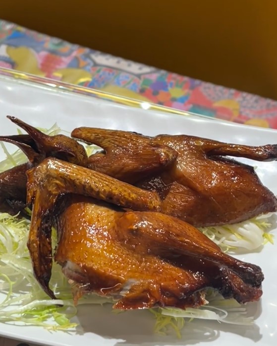 她形容「脆皮红烧乳鸽」,外皮「色泽红亮」,吃起来外脆内嫩,肉汁十足 她形容「脆皮红烧乳鸽」,外皮「色泽红亮」,吃起来外脆内嫩,肉汁十足