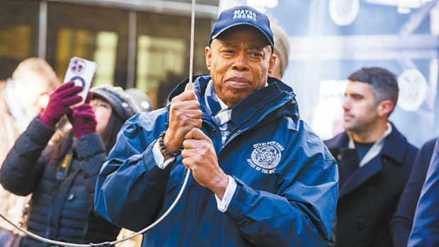 亚当斯宣称追捕网正在收紧 亚当斯宣称追捕网正在收紧