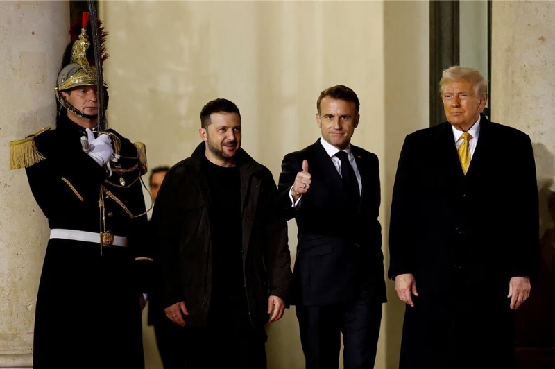 法国总统马克龙7日在爱丽舍宫，与泽伦斯基和川普举行了三方会谈。