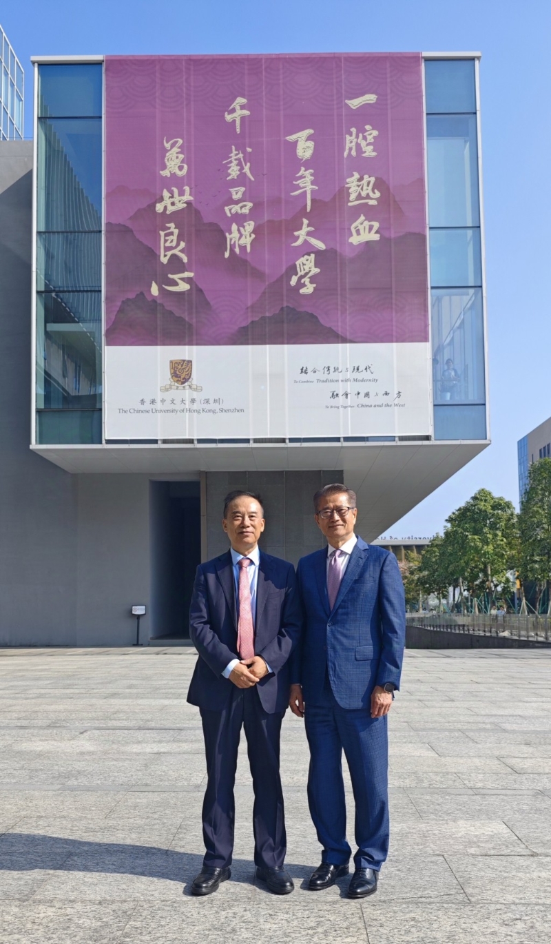 财政司司长陈茂波(右)在香港中文大学(深圳)校长徐扬生陪同下考察校园。 财政司司长陈茂波(右)在香港中文大学(深圳)校长徐扬生陪同下考察校园。