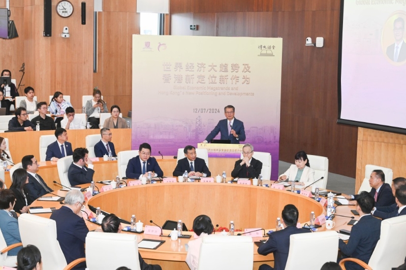 陈茂波为师生作题为《世界经济大趋势及香港新定位新作为》的演讲。 陈茂波为师生作题为《世界经济大趋势及香港新定位新作为》的演讲。