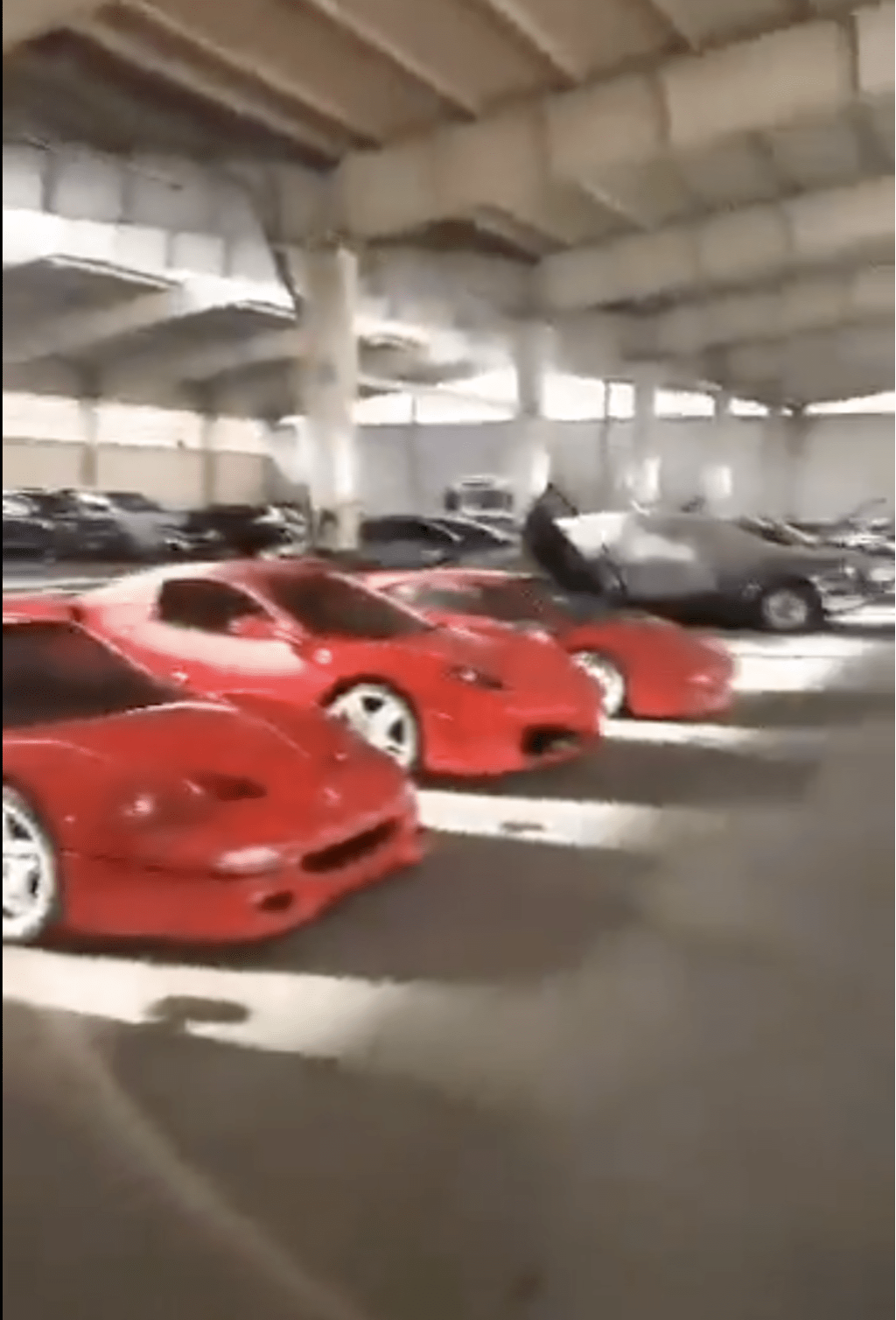 总统府停车内停泊多辆名贵跑车。网上片段截图 总统府停车内停泊多辆名贵跑车。网上片段截图