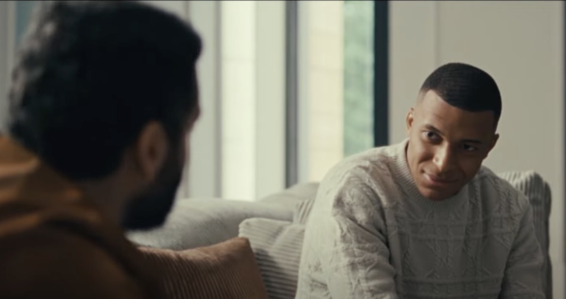 法国球星姆巴佩在法国Canal+电视台12月8日播出的采访中回答主持人提问。 法国球星姆巴佩在法国Canal+电视台12月8日播出的采访中回答主持人提问。