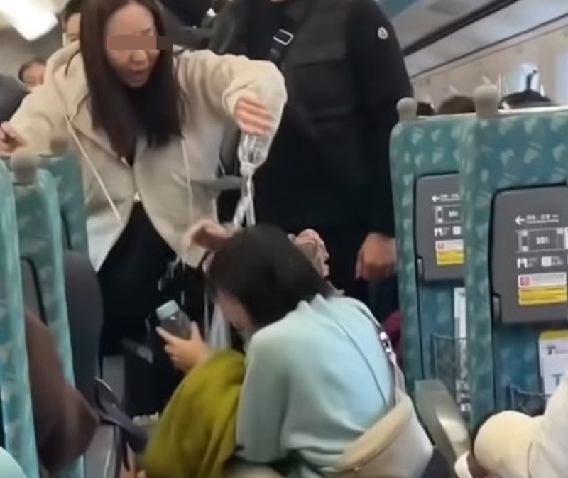 昨日下午一班高铁北上列车,爆发抢位淋水冲突事件,当事者今再发文表示,双方已道歉。 昨日下午一班高铁北上列车,爆发抢位淋水冲突事件,当事者今再发文表示,双方已道歉。