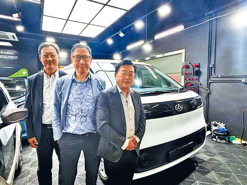 董清良(右)指本港仍未设立统一的电动车充电桩标准,建议当局成立跨部门工作小组或委员会推进。 董清良(右)指本港仍未设立统一的电动车充电桩标准,建议当局成立跨部门工作小组或委员会推进。