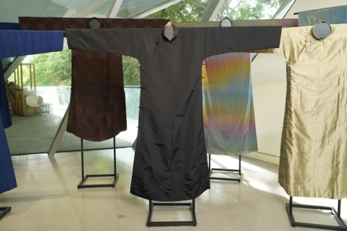 香港中式长衫和裙褂制作技艺被列入香港非遗代表作名录。 香港中式长衫和裙褂制作技艺被列入香港非遗代表作名录。