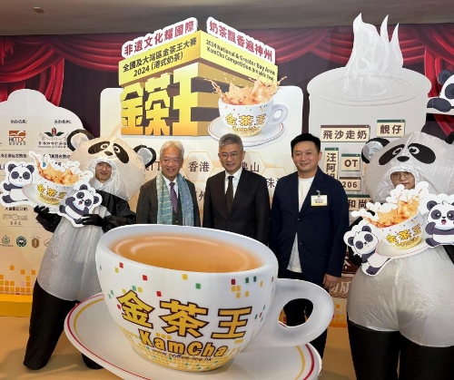 本港有逾万间茶餐厅及快餐店供应港式奶茶。 本港有逾万间茶餐厅及快餐店供应港式奶茶。