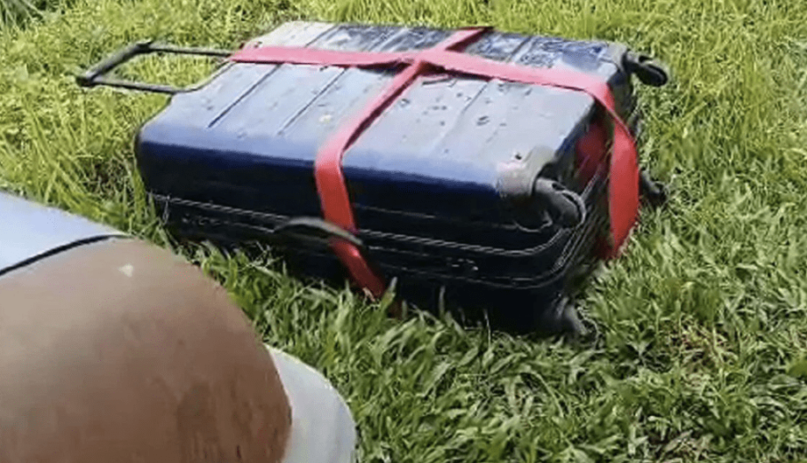 居民发现一个被丢在大水沟旁的小型拖柄行李发出恶臭,揭发案件。 居民发现一个被丢在大水沟旁的小型拖柄行李发出恶臭,揭发案件。