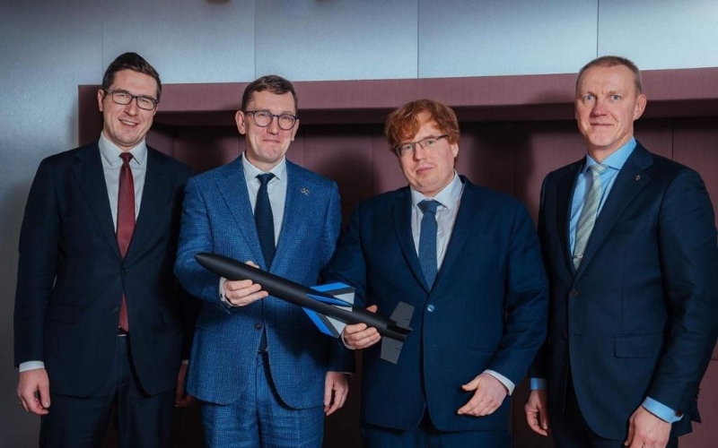 公司干部展示「弗兰肯堡MK1」反无人机飞弹,凸显其外型袖珍,适于大量快速生产。(取自弗兰肯堡科技公司网站) 公司干部展示「弗兰肯堡MK1」反无人机飞弹,凸显其外型袖珍,适于大量快速生产。(取自弗兰肯堡科技公司网站)