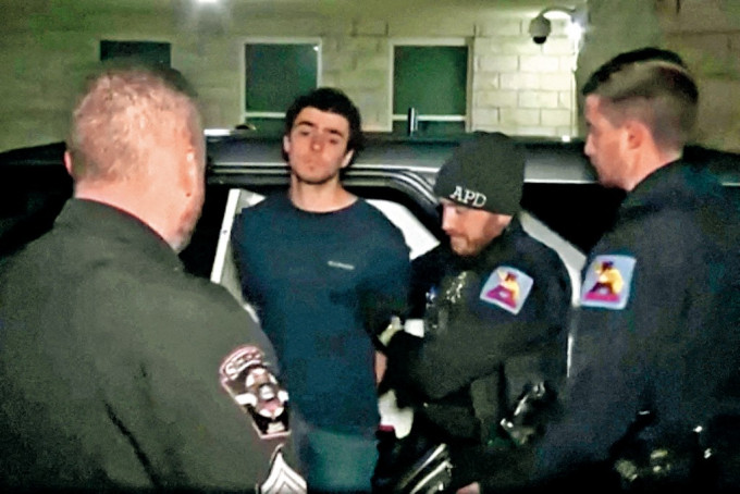 枪手曼焦内被押送到宾州的法院。 枪手曼焦内被押送到宾州的法院。