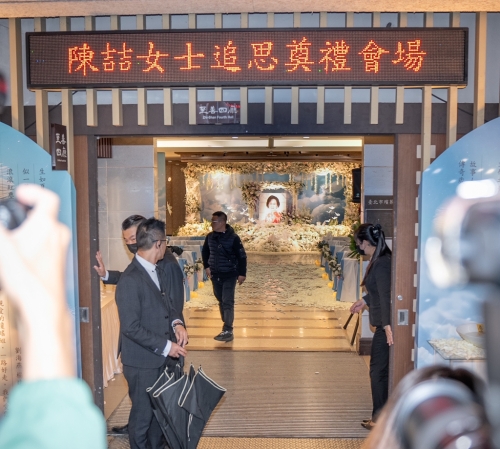 家属今上午替琼瑶举行家祭。 家属今上午替琼瑶举行家祭。