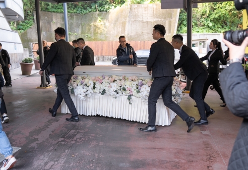琼瑶家祭仪式完成,家属稍早推棺木至火葬场。 琼瑶家祭仪式完成,家属稍早推棺木至火葬场。